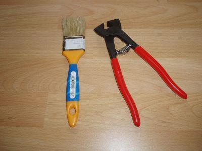 Zubehör. Zange fürs Schneiden der Fliessen und Flachpinsel für Kleber. Zubehör. Zange fürs Schneiden der Fliessen und Flachpinsel für Kleber.