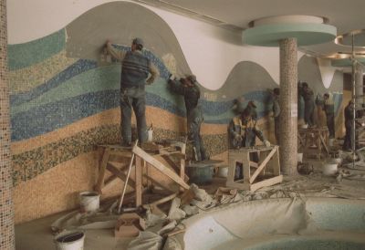 Platte an Platte wird das Wandmosaik ausgelegt. Platte an Platte wird das Wandmosaik ausgelegt.